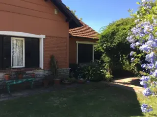Excelente propiedad en corazón de manzana con una súp. de terreno de 900m2, pileta y SUM. foto 2