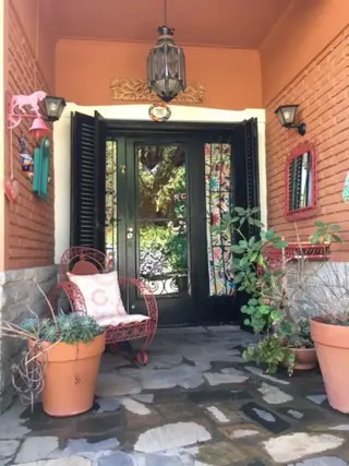 Excelente propiedad en corazón de manzana con una súp. de terreno de 900m2, pileta y SUM. foto 3