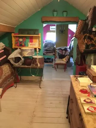 Excelente propiedad en corazón de manzana con una súp. de terreno de 900m2, pileta y SUM. foto 5