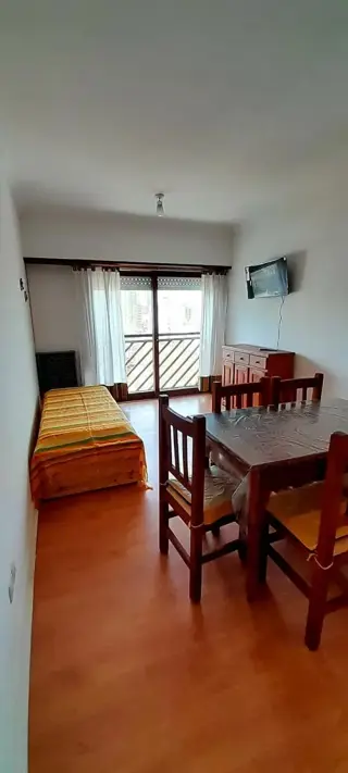 Alquiler por 12 meses 2 ambientes en Miramar. Edificio Torremarina. foto 1