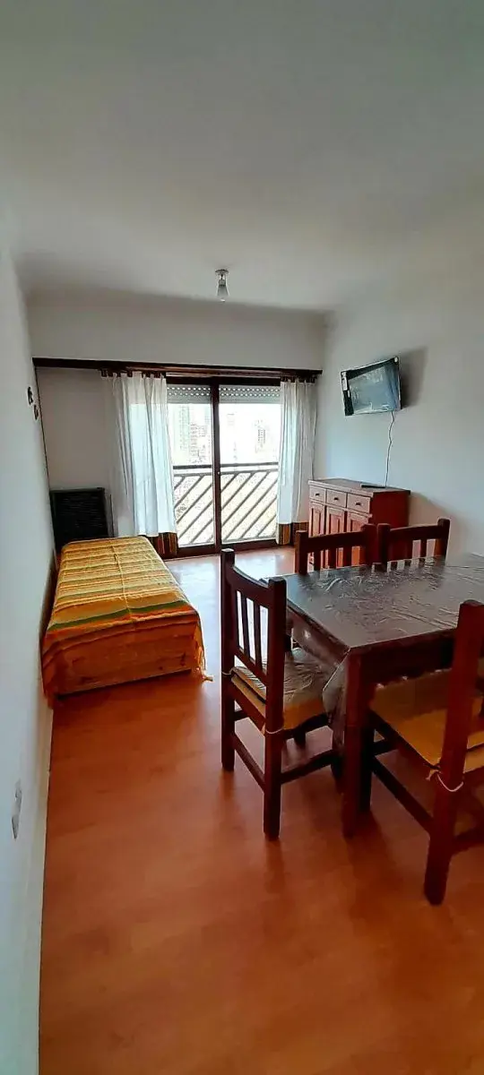 Alquiler por 12 meses 2 ambientes en Miramar. Edificio Torremarina.