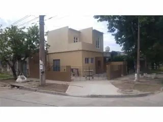 Casa en 2 plantas, 3 ambientes con entrada de auto, NUEVA. foto 5