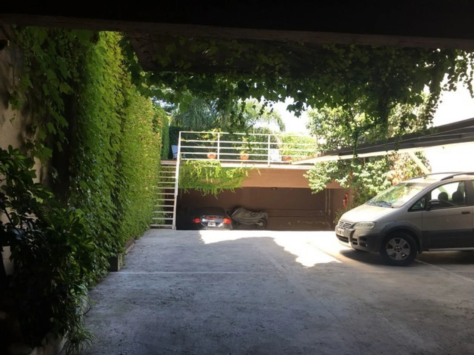 DEPARTAMENTO 2 AMB. AMPLIOS EDIFICIO DE CATEGORIA DE 3 PISOS foto 2