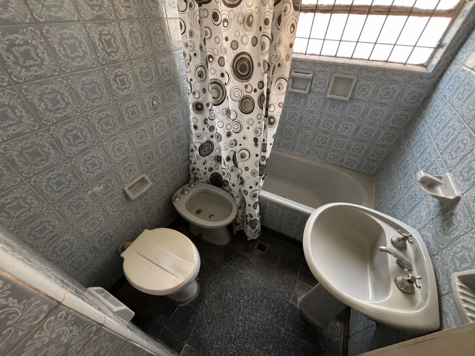 CASA EN VENTA 4 AMB EN QUEQUEN, A RECICLAR foto 4
