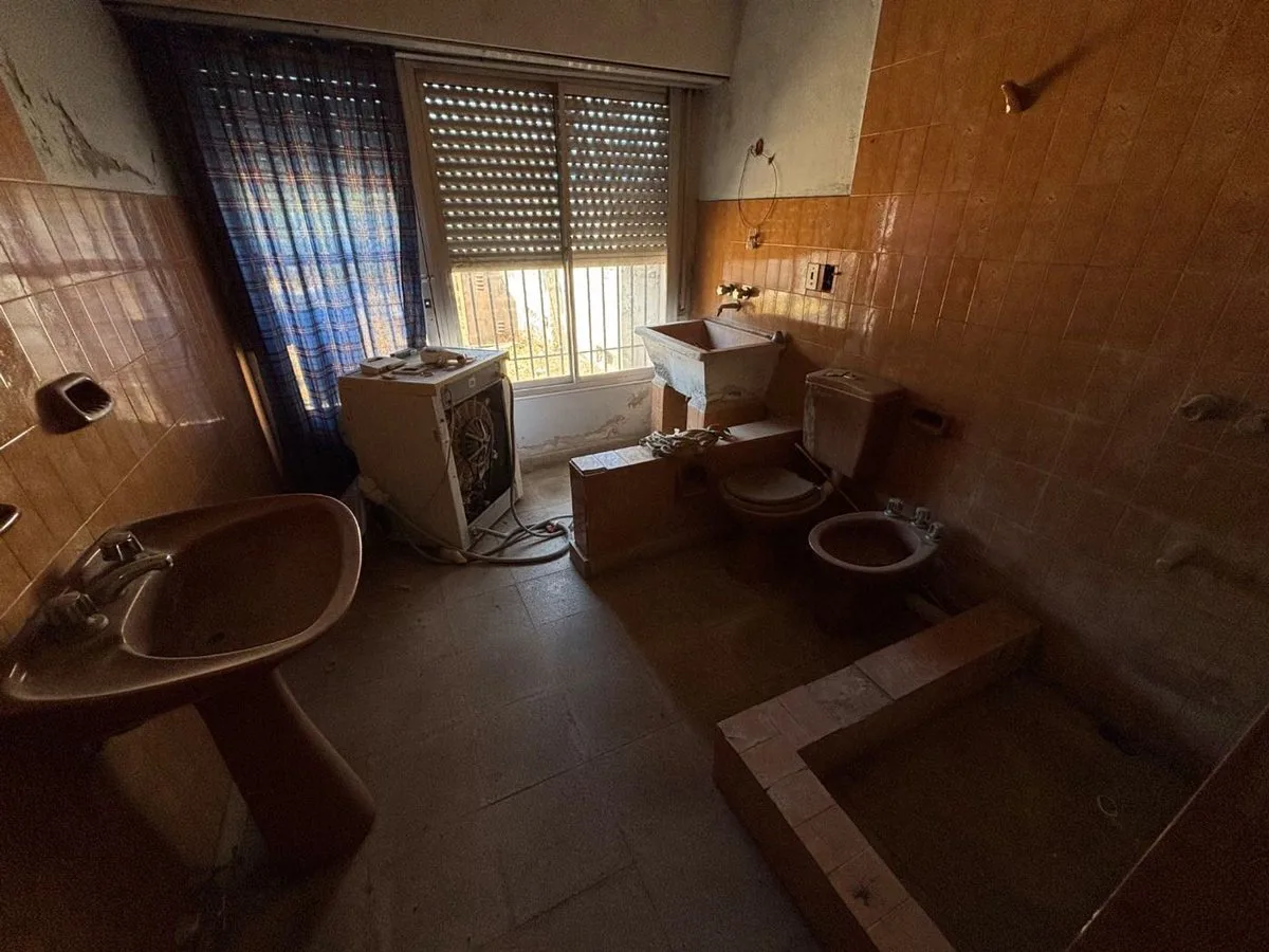 CASA EN VENTA 4 AMB EN QUEQUEN, A RECICLAR foto 5