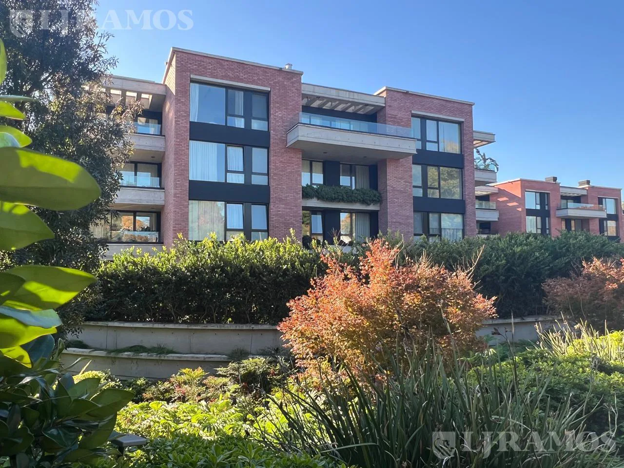 DUPLEX CON JARDIN A ESTRENAR EN VENTA EN URBANA LAS LOMAS foto 2