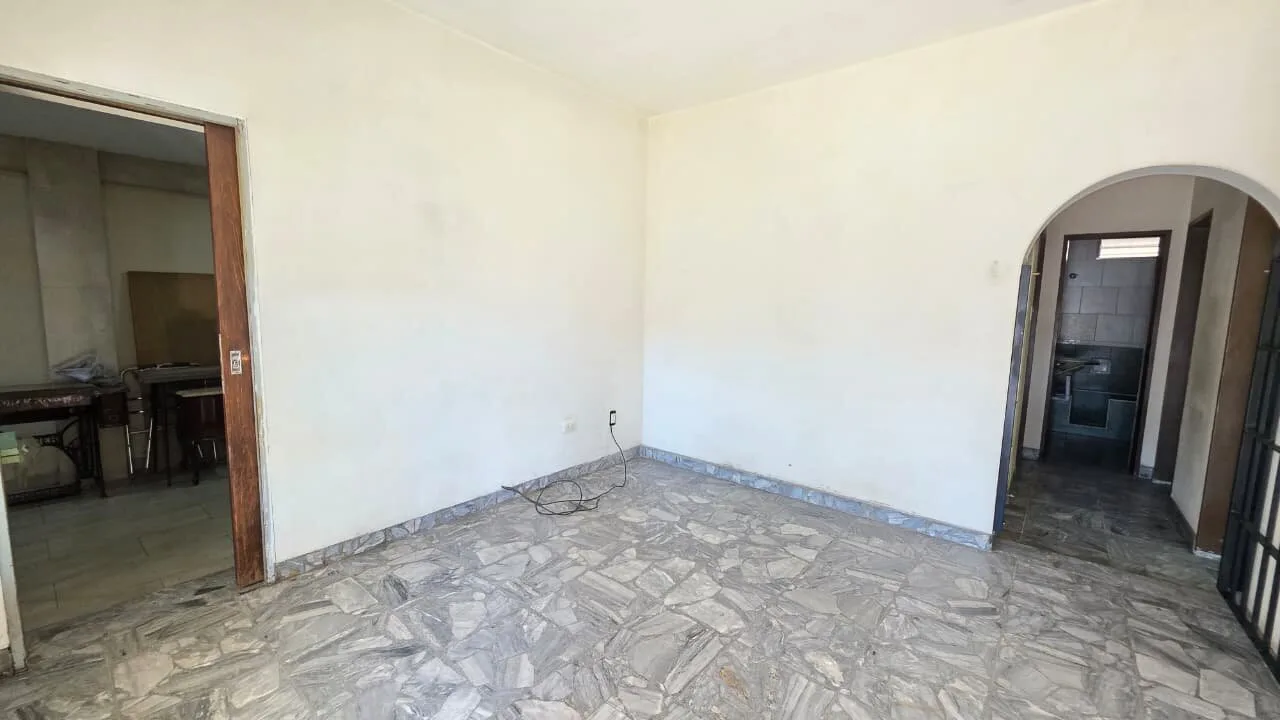 CASA 4 AMBIENTES EN VENTA EN CASTELAR NORTE foto 4