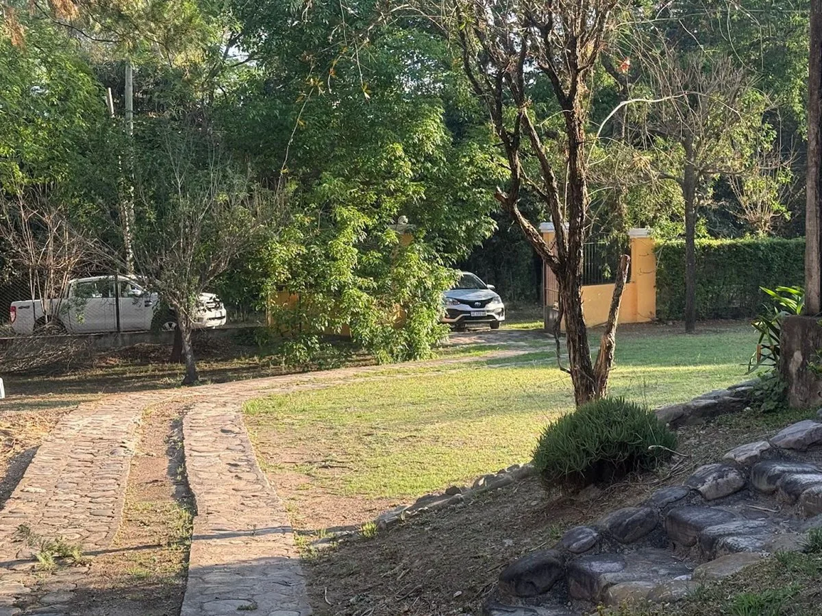 VENTA EXC CASA EN VAQUEROS, PILETA, QUINCHO Y JARD foto 3