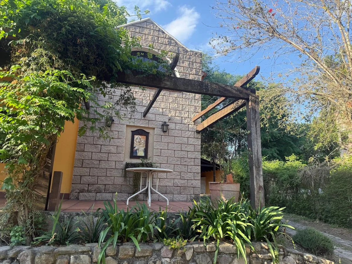 VENTA EXC CASA EN VAQUEROS, PILETA, QUINCHO Y JARD foto 4