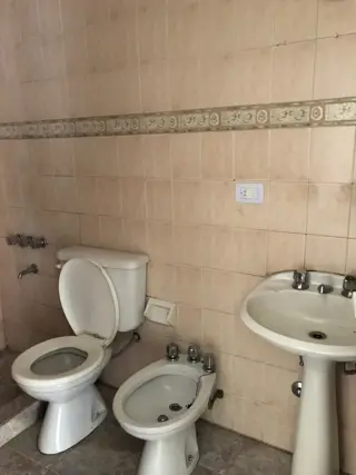 Monoambiente primer piso con patio en Villa Luzuriaga, bajas expensas foto 1