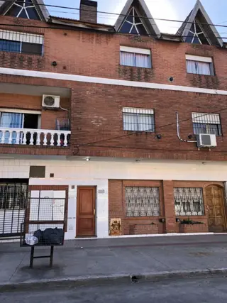 Monoambiente primer piso con patio en Villa Luzuriaga, bajas expensas foto 2