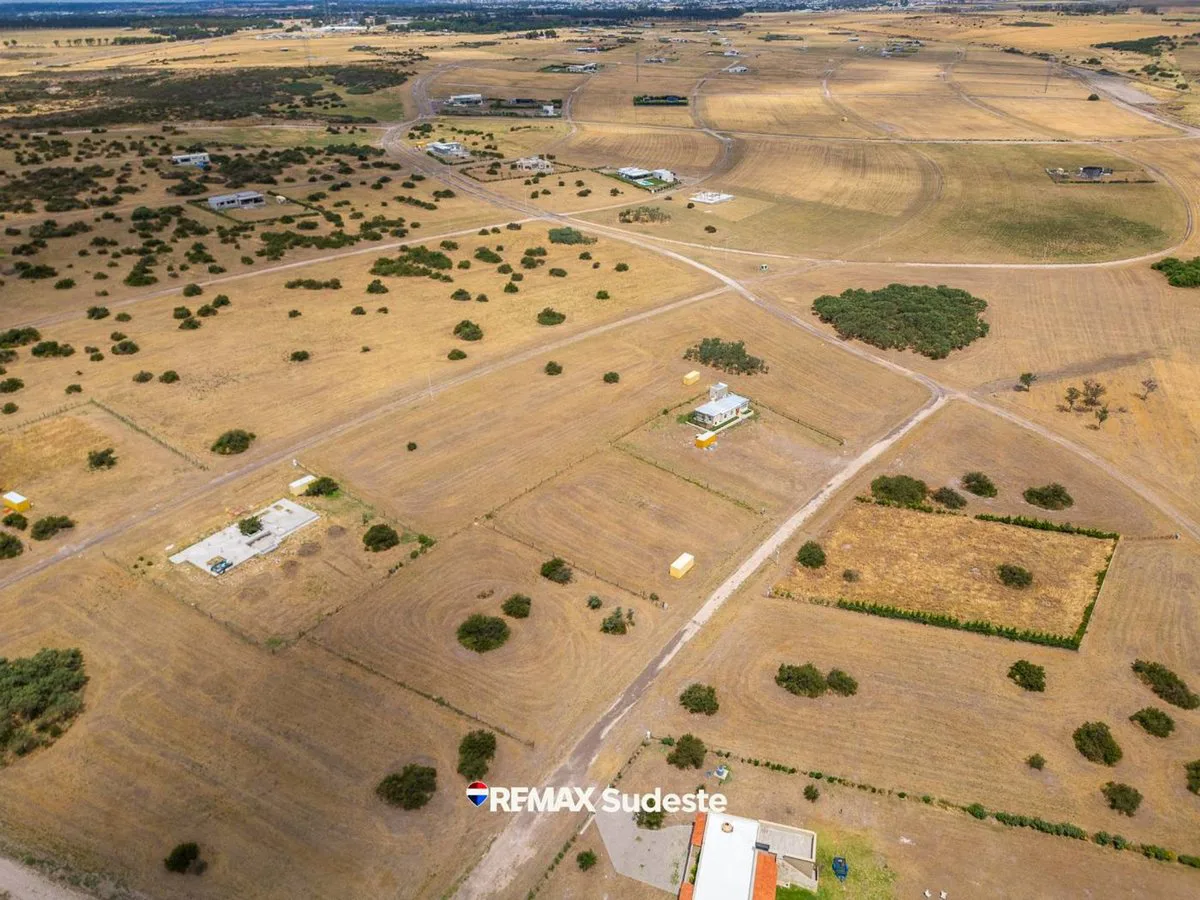 SE VENDE Lote de 2600 m2 en Barrio LA HUELLA foto 2