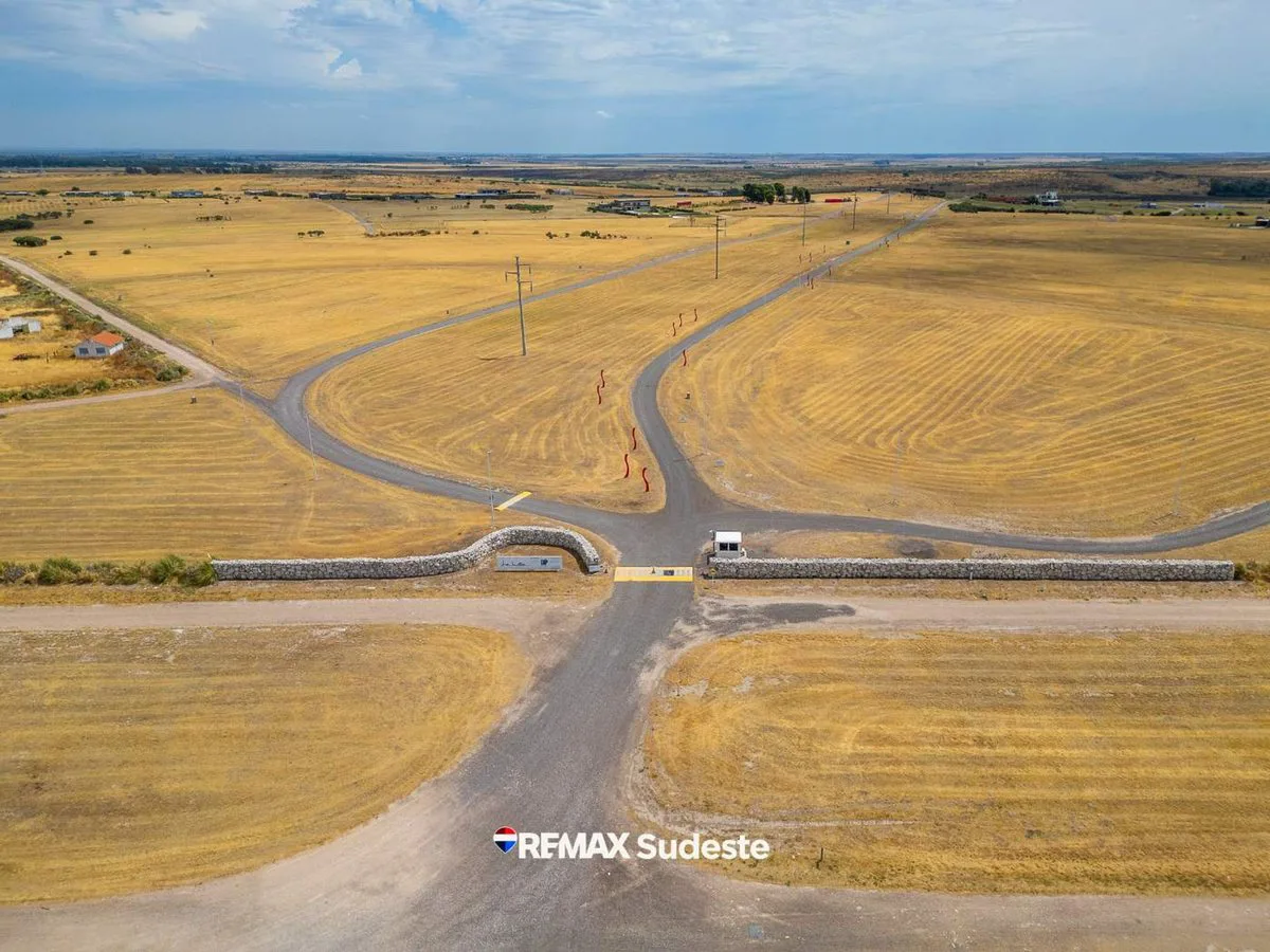 SE VENDE Lote de 2600 m2 en Barrio LA HUELLA foto 3