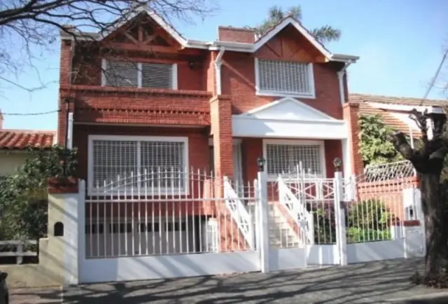 Acassuso vías a Av. Libertador chalet de excelentes terminaciones como a estrenar