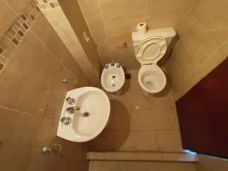 EXCELENTE DEPARTAMENTOS DE 2 AMBIENTES AMPLIOS EN PLANTA BAJA CON PATIO Y LAVADERO. foto 3
