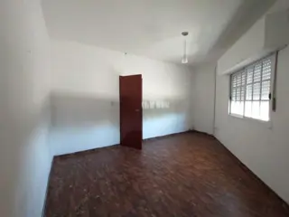 EXCELENTE DEPARTAMENTOS DE 2 AMBIENTES AMPLIOS EN PLANTA BAJA CON PATIO Y LAVADERO. foto 5