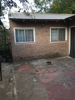 casa a media cuadra de Avenida Eva Peron foto 2