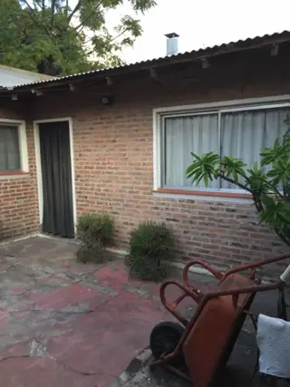 casa a media cuadra de Avenida Eva Peron foto 3