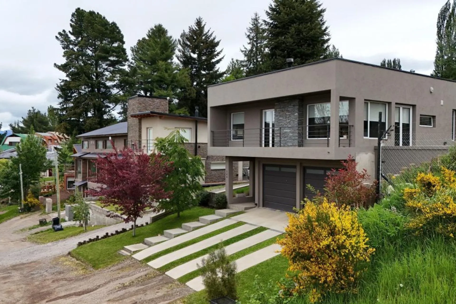 CASA EN VENTA EN ESQUEL 3 DORMITORIOS Y 2 GARAJE foto 2