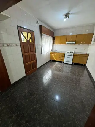 ALQUILER DE PH DOS AMBIENTES Y MEDIO CON PATIO Y LAVADERO, S/ EXPENSAS. foto 1
