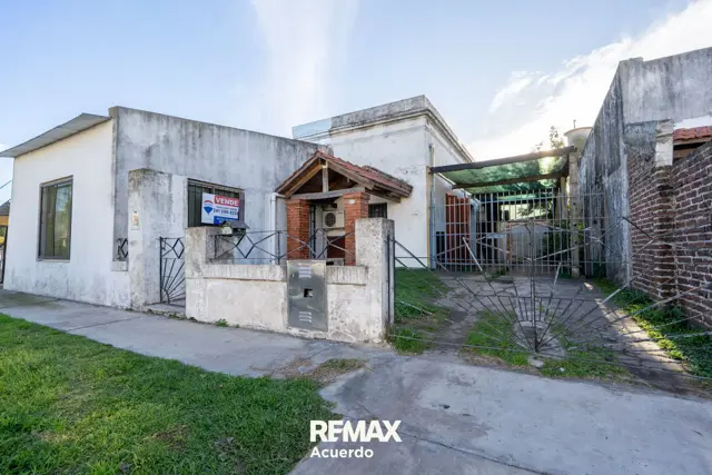 VENTA CASA CON GRAN TERRENO Y PARUE 2 DORMI+LOCAL