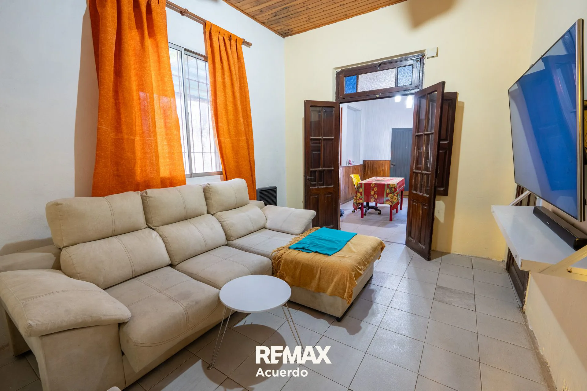 VENTA CASA CON GRAN TERRENO Y PARUE 2 DORMI+LOCAL foto 2