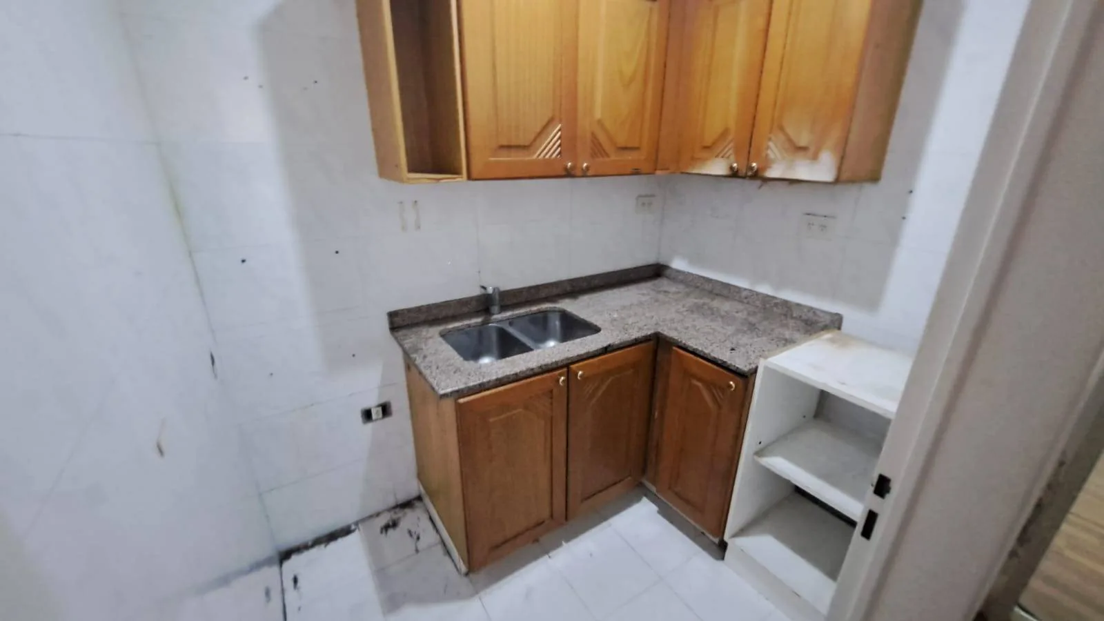 DEPARTAMENTO TIPO CASA DE 5 AMBIENTES BALCON Y TERRAZA PROPIA, PLENO CENTRO COMERCIAL PISO ÚNICO, Riestra 5700 - Villa Lugano foto 3