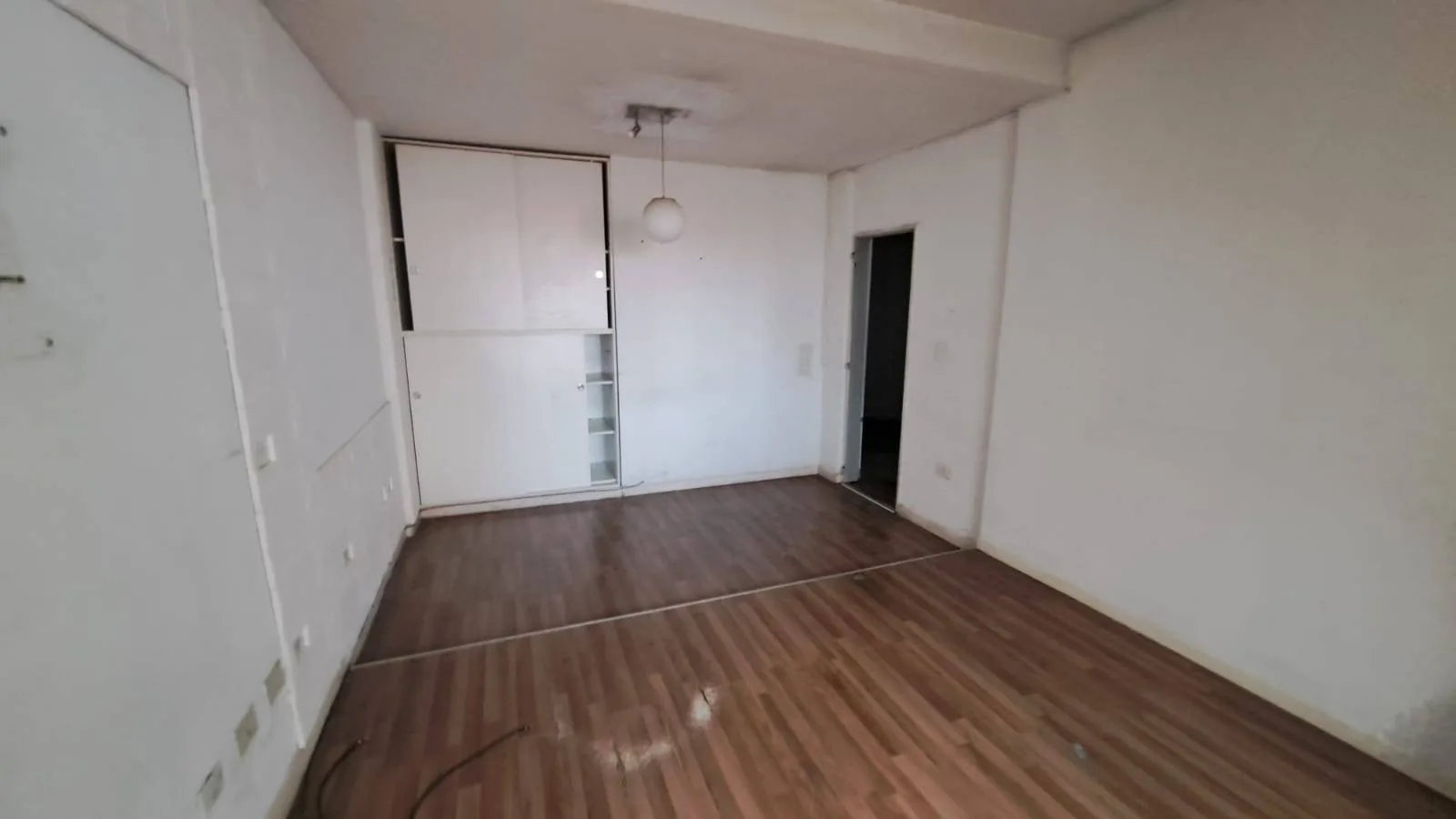 DEPARTAMENTO TIPO CASA DE 5 AMBIENTES BALCON Y TERRAZA PROPIA, PLENO CENTRO COMERCIAL PISO ÚNICO, Riestra 5700 - Villa Lugano foto 4