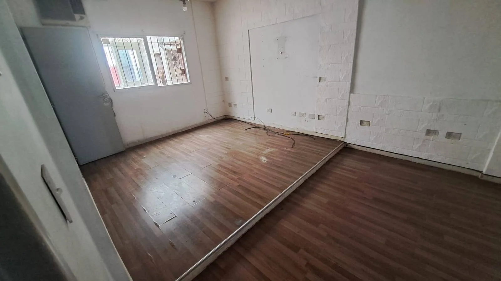 DEPARTAMENTO TIPO CASA DE 5 AMBIENTES BALCON Y TERRAZA PROPIA, PLENO CENTRO COMERCIAL PISO ÚNICO, Riestra 5700 - Villa Lugano foto 5