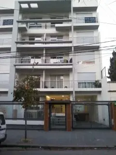 CASTELAR CENTRO: Depto. PB calle con cochera.