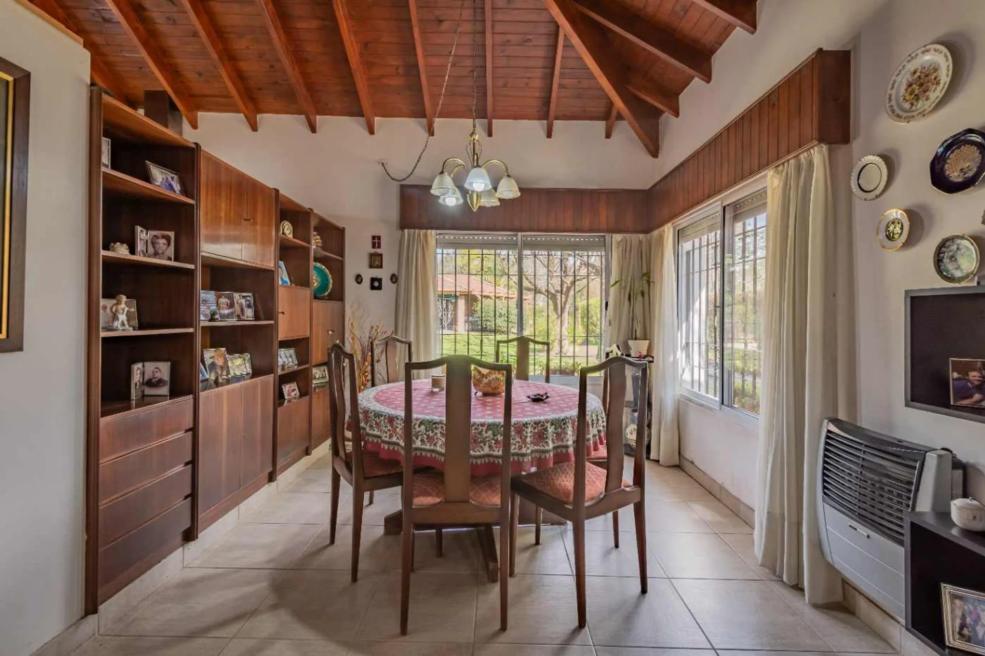 Venta Casa 3 amb + Quincho y pileta en EL CAZADOR foto 3
