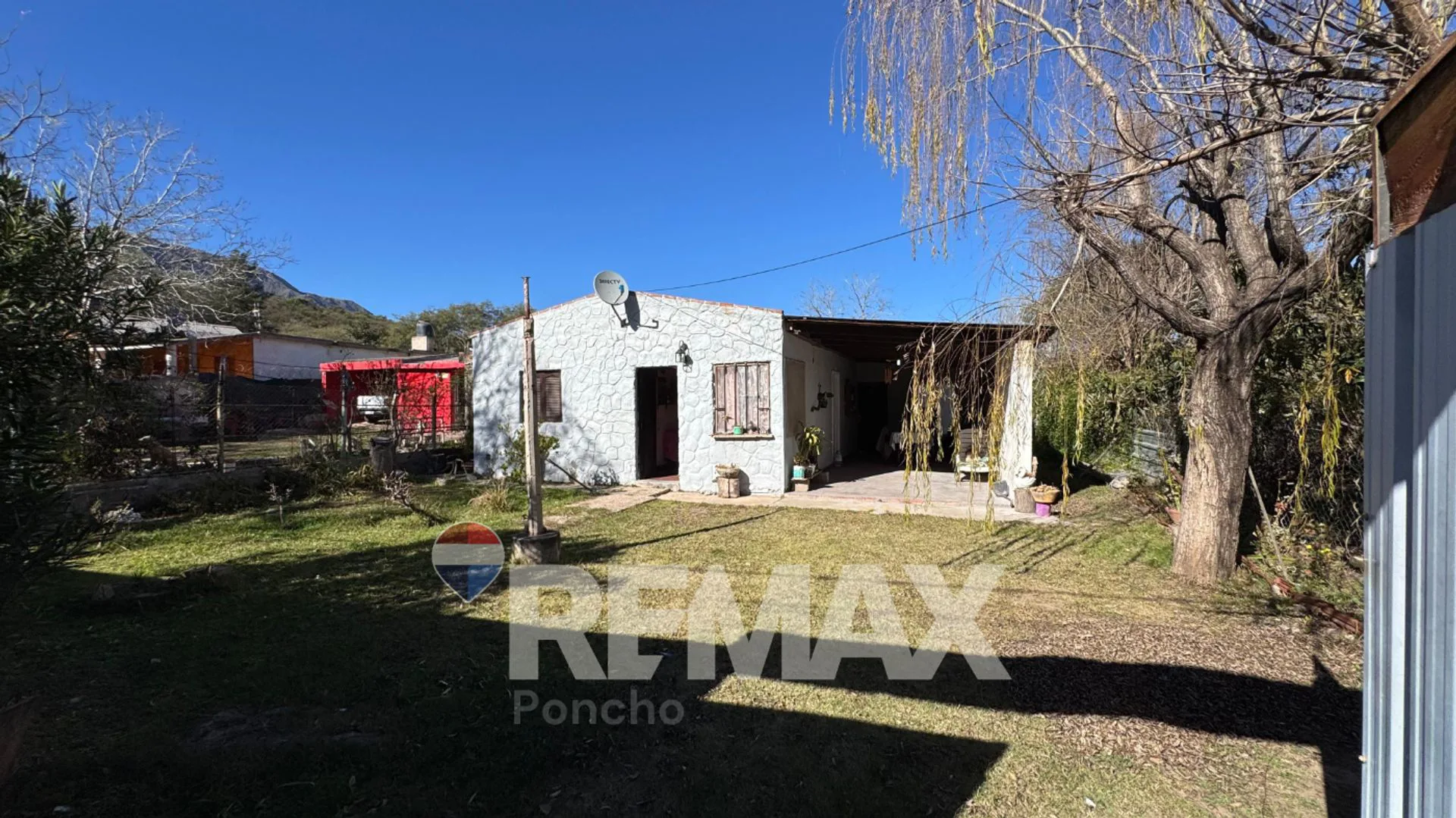 SE VENDE CASA MAS DEPTO EN LA PUERTA