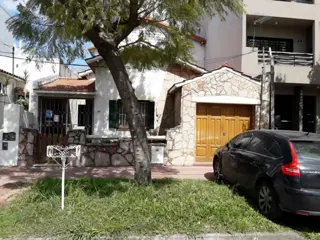 CASA DE 4 AMBIENTES SOBRE LOTE 8,66 X 34,64 foto 1