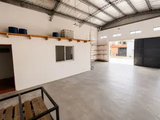 Venta Galpon casa con garaje  loft en Casanova foto 3