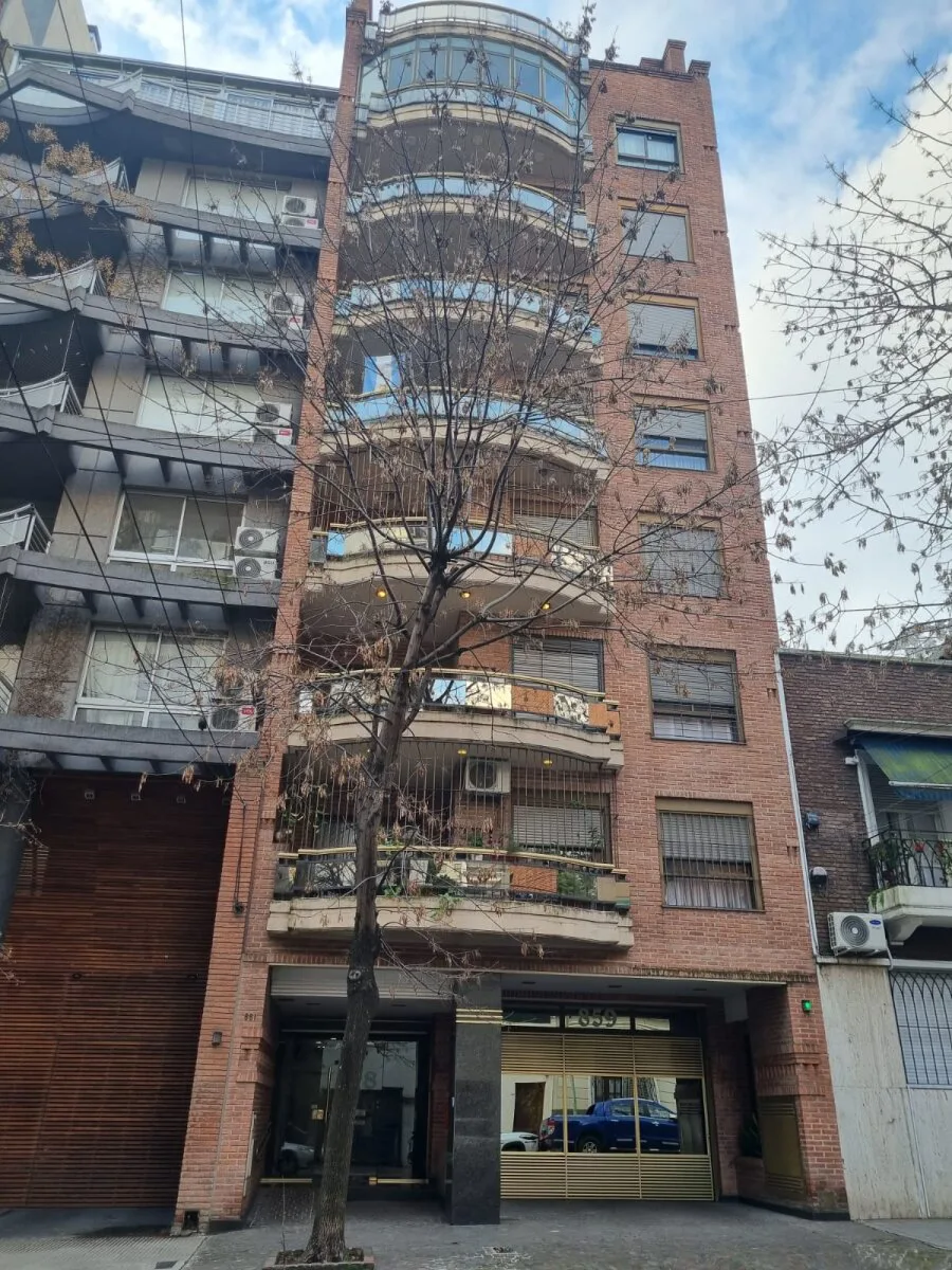 Venta precioso departamento de tres ambientes con cochera, situado sobre la calle Valle foto 2