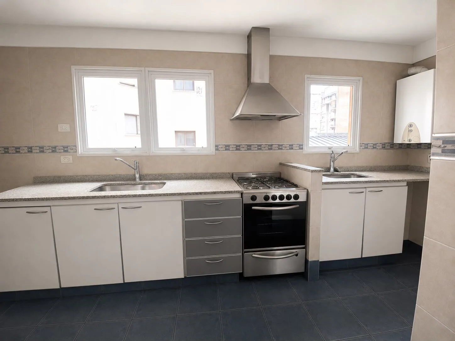 Venta precioso departamento de tres ambientes con cochera, situado sobre la calle Valle foto 4