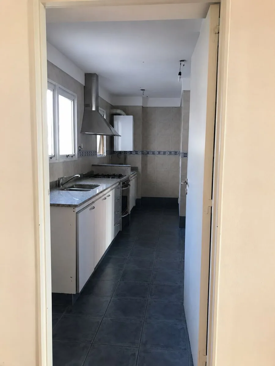 Venta precioso departamento de tres ambientes con cochera, situado sobre la calle Valle foto 5