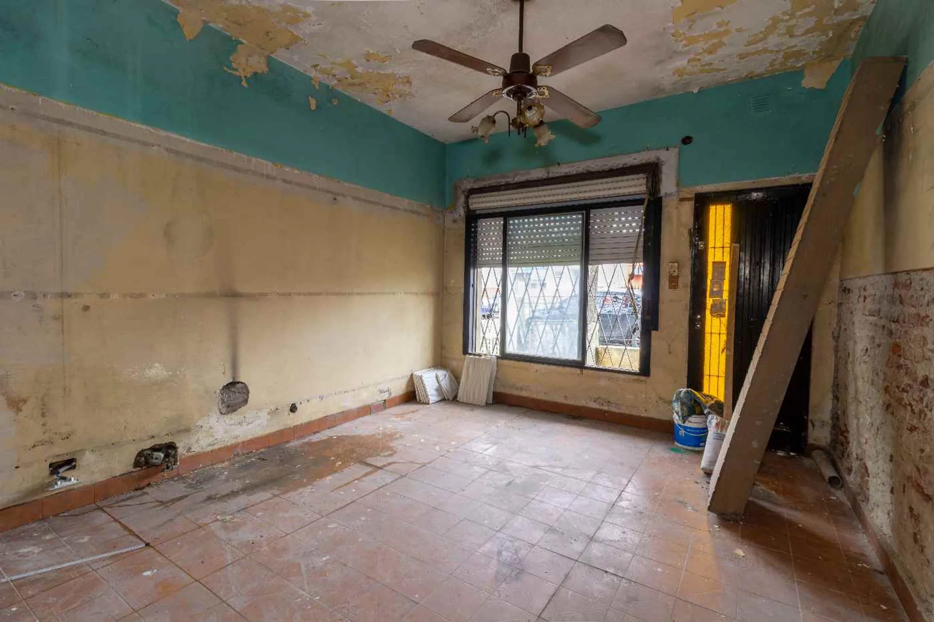 VENTA CASA 3 AMB- CASTELAR SUR C/ COCHERA foto 2