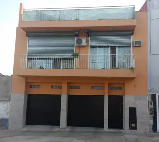 CASA EN VENTA EN MATADEROS 4 AMBIENTES PLAYROOM QUINCHO GARAGE 2 AUTOS foto 4