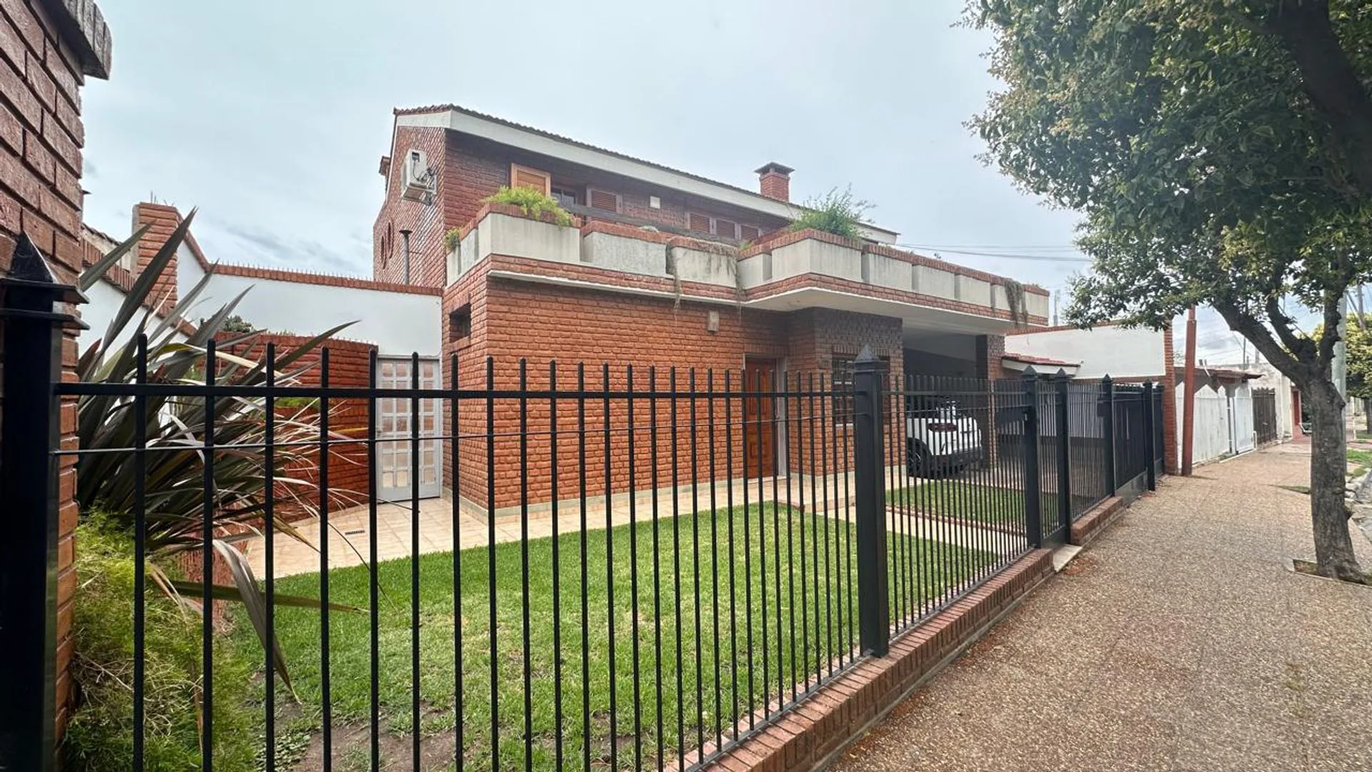 Casa de categoría con pileta y quincho - San Luis foto 2