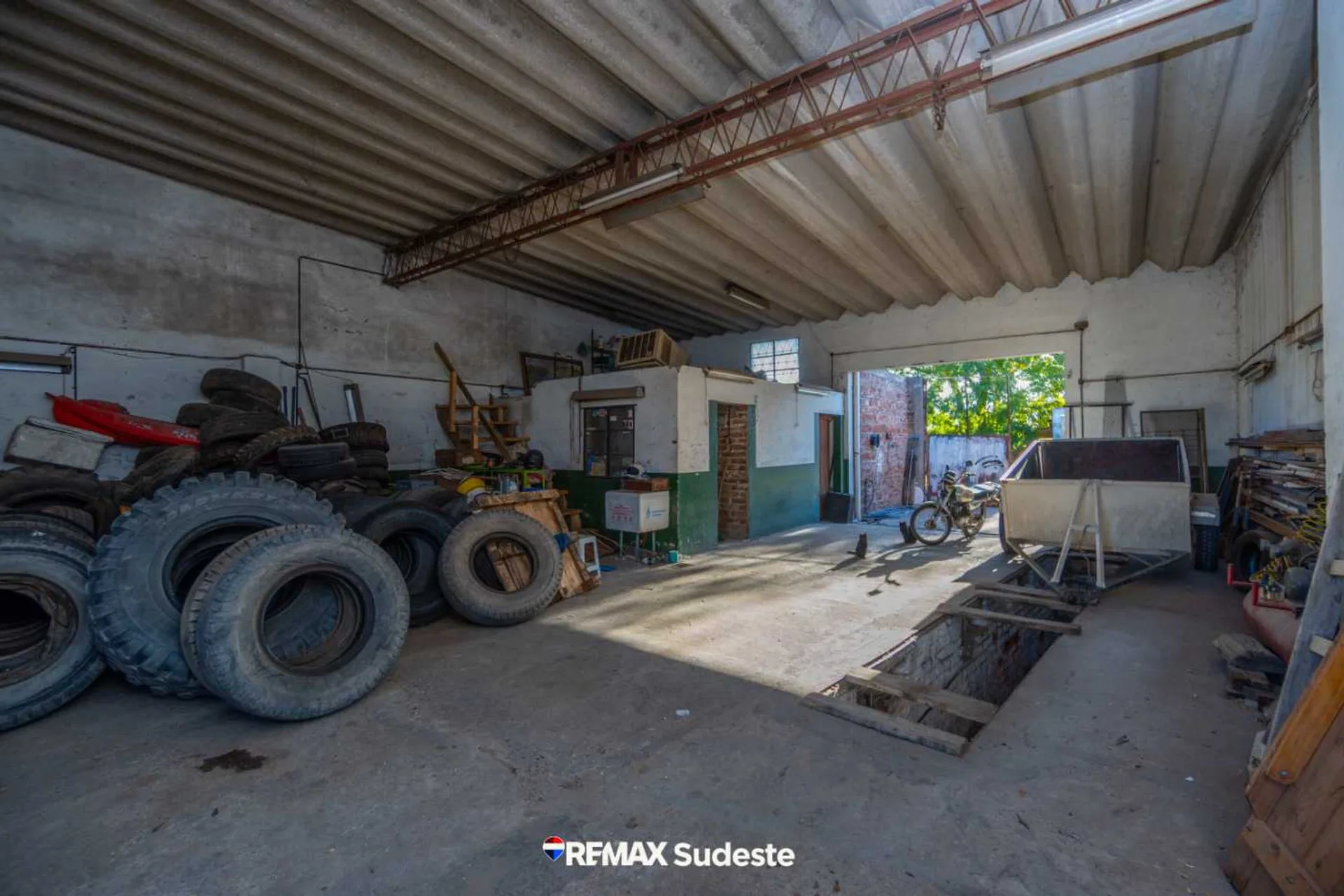 VENTA GALPON CON PATIO Y PILETA foto 4