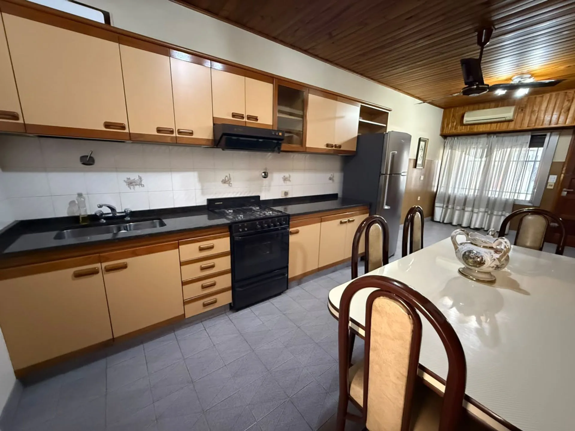 Casa 3 amb con cochera y quincho en venta Lanus foto 2