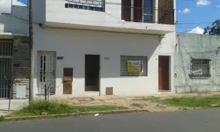 LOCAL EN VTA 60 M2 CON DIVISORES TIPO CASA.- FRENTE.- CASEROS.- EXCELENTE UBICACIÓN.- foto 1