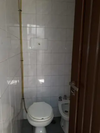 LOCAL EN VTA 60 M2 CON DIVISORES TIPO CASA.- FRENTE.- CASEROS.- EXCELENTE UBICACIÓN.- foto 5