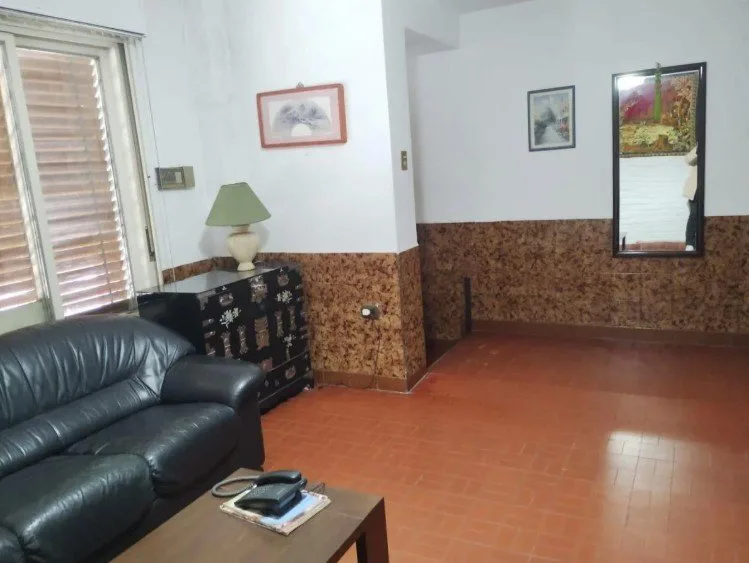 CASA 6 AMBIENTES CON PATIO Y TERRAZA Y LOTE PROPIO foto 3