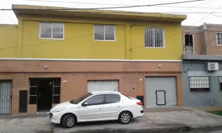 EXCELENTE CASA MULTIFAMILIAR ABAJO CASA DE 3 AMB. CON LOCAL ,ARRIBA 2 DPTOS.3 AMB. Se escuchan ofertas foto 1