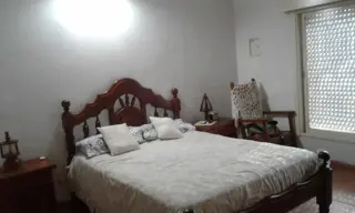 EXCELENTE CASA MULTIFAMILIAR ABAJO CASA DE 3 AMB. CON LOCAL ,ARRIBA 2 DPTOS.3 AMB. Se escuchan ofertas foto 3