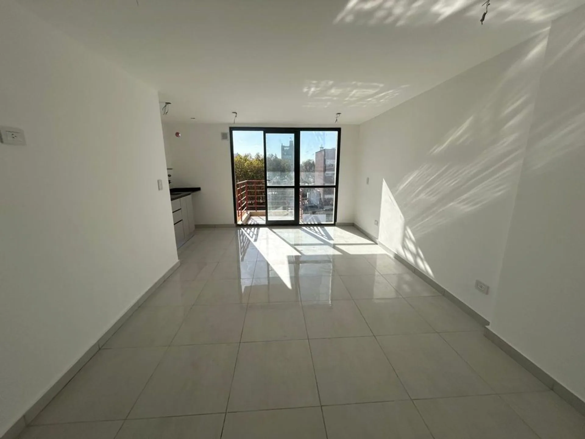 VENTA MONOAMBIENTE LA PERLA A ESTRENAR COCHERA foto 2