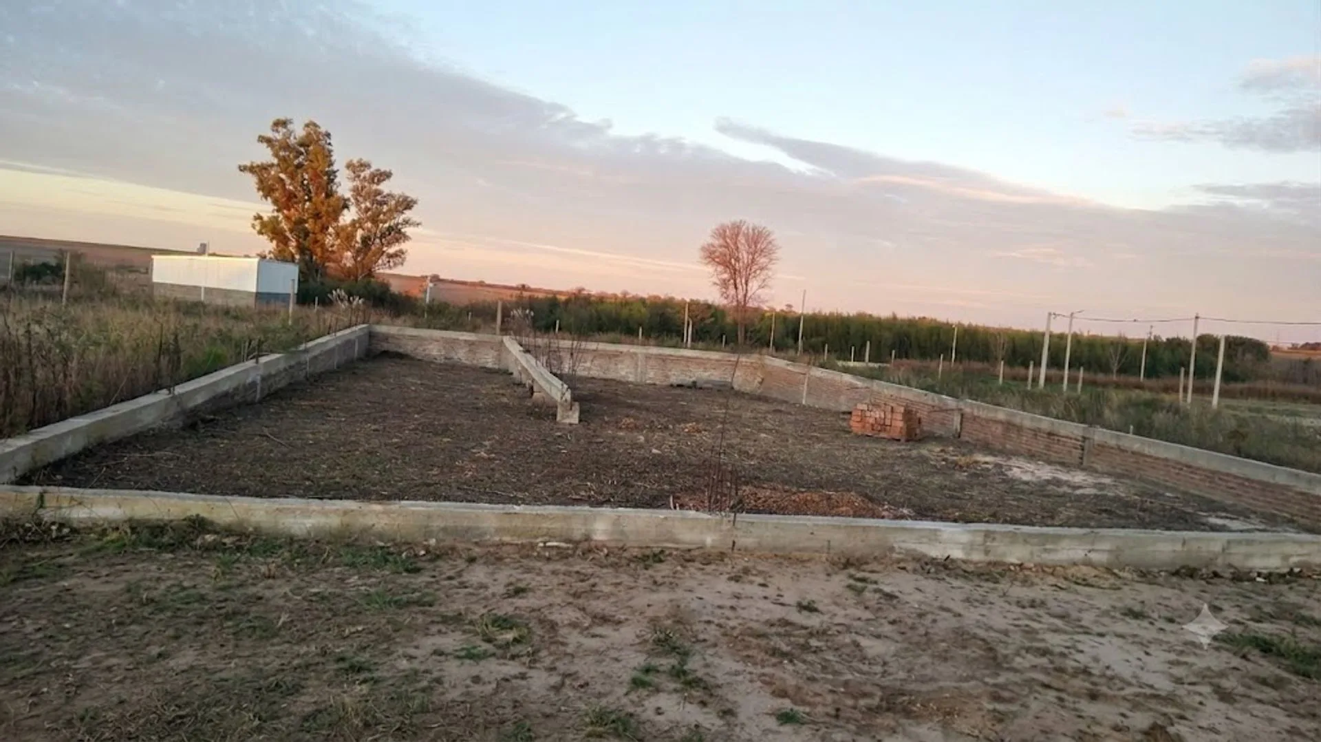 Terreno 450m2 con cimientos p/galpón, A. Brasilera foto 3