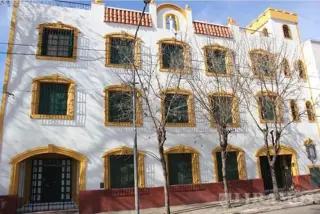 Venta - Edificio Comercial de Estilo Colonial en Pilar Centro foto 1